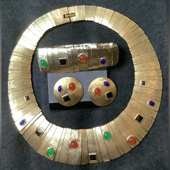 VINTAGE LES BERNARD Unsigned
Gold-Toned Egyptian Revival Jewelry Set NWOT - Picture 3 of 7